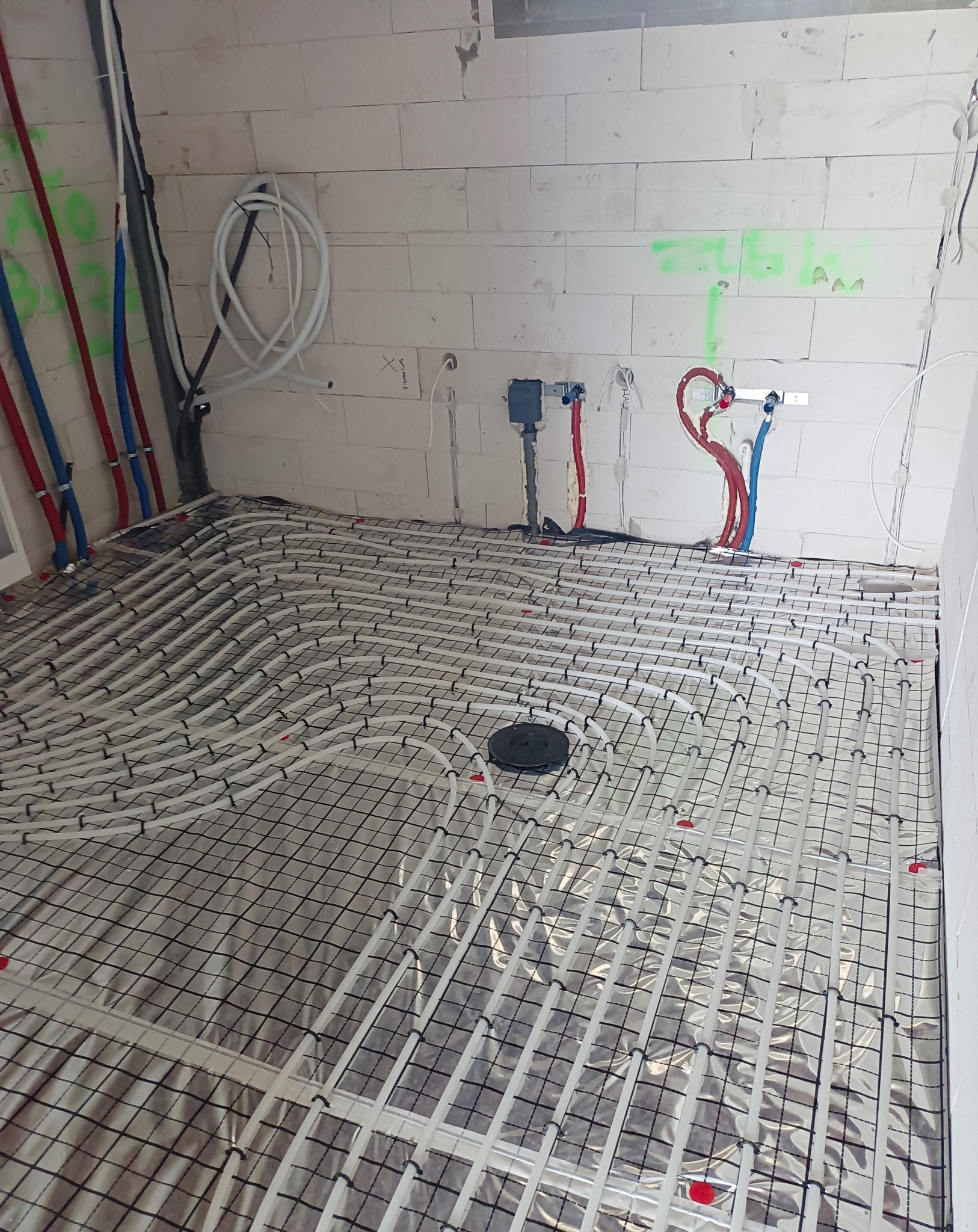 Instalacja wodna i instalacja ogrzewania podłogowego Instalacja wodna i instalacja ogrzewania podłogowego